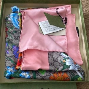 Gucci - GG Flora print silk scarf
